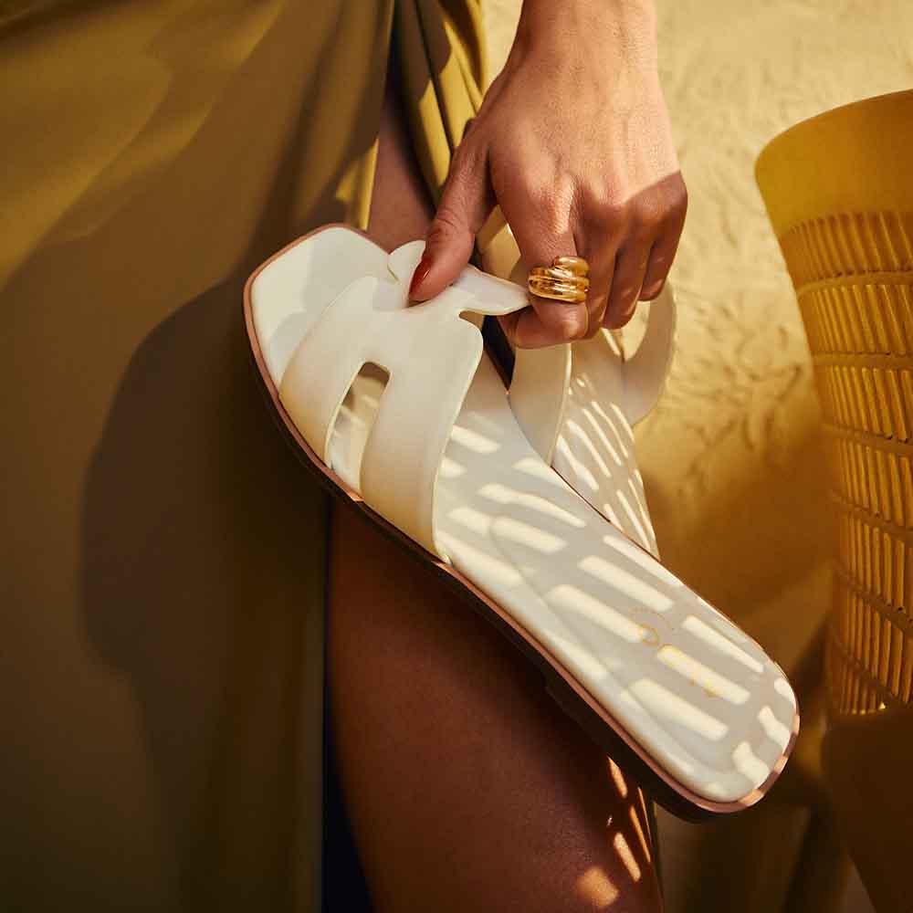Itsandala-In Women's White Flat Sandals